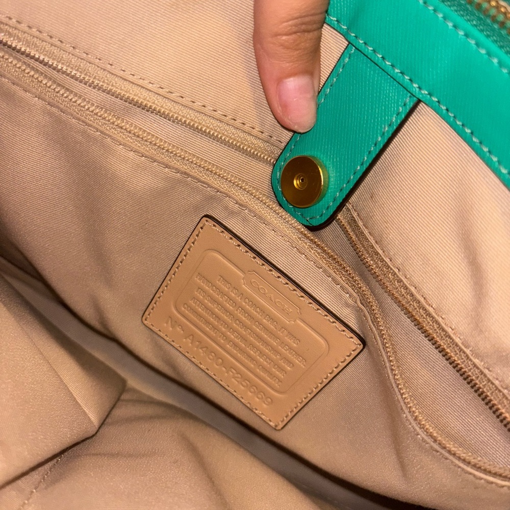 Coach F25669 Peyton leather jordan double zip carryall - Picture 8 of 8